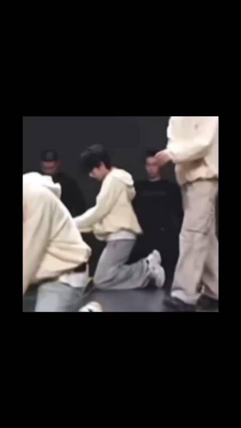 睡前看这个真顶不住,跪地,塌腰,低头,喘息!