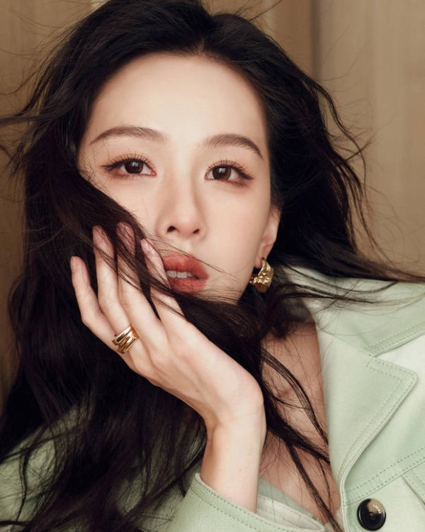 陈都灵浅绿造型释出!托腮甜笑春日感拉满