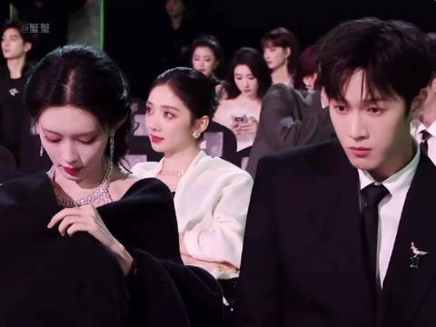 定期吃一下国宴哈，喝水这块也太像真情侣了！