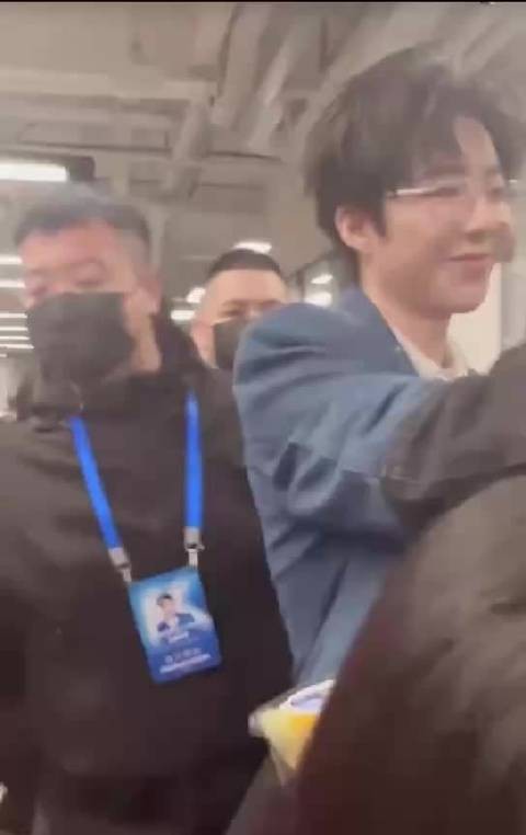 吸引刘宇宁注意的小妙招:用别的男明星的手机壳,将会收获一个醋包刘宇宁