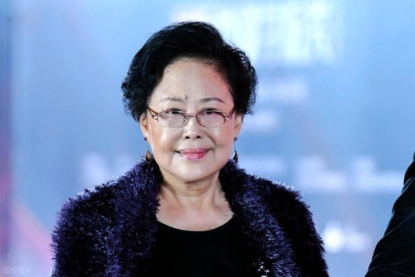 76岁斯琴高娃剧组庆生,红唇白发超时髦年轻40岁,穿新中式很贵气