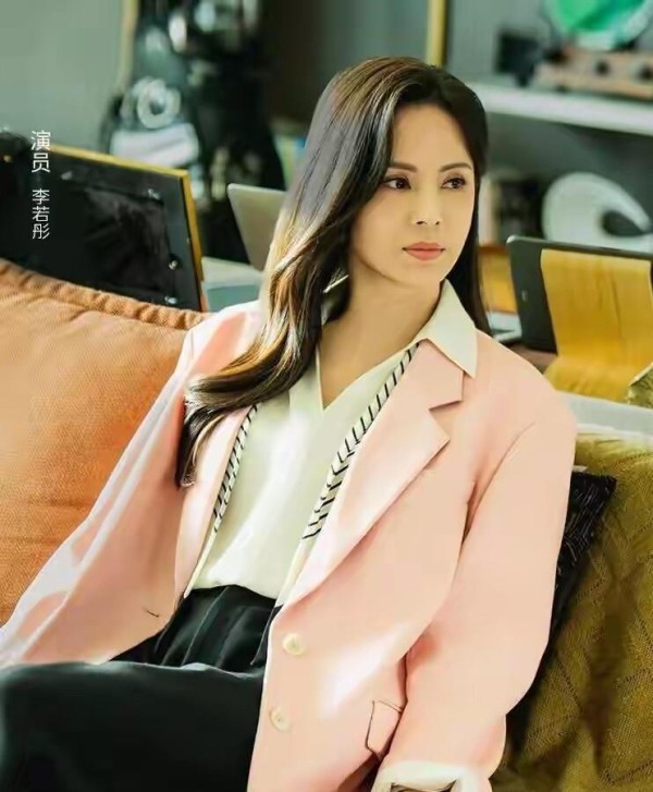 59岁李若彤近照曝光:素颜无皱纹,坚持健身24年,回应不婚不育质疑