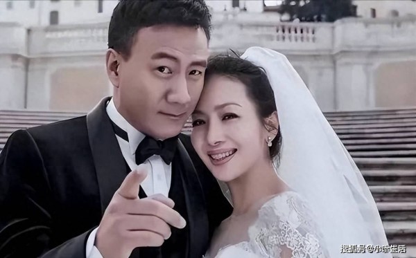 嫁给著名演员27年，生下大明星儿子，还有贴心女儿，好幸福