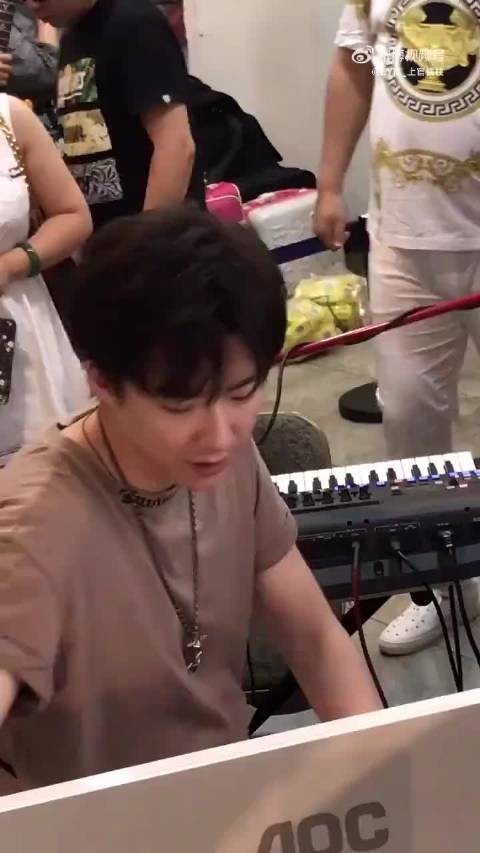 素颜很帅啊,笑眯眯的眼神一直很真诚很温暖,老大真的是个温柔的男人,好喜欢