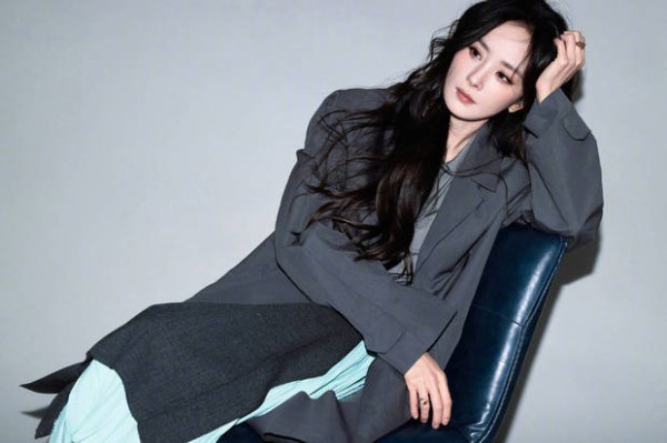 杨幂单手撑头姿态慵懒柔和。