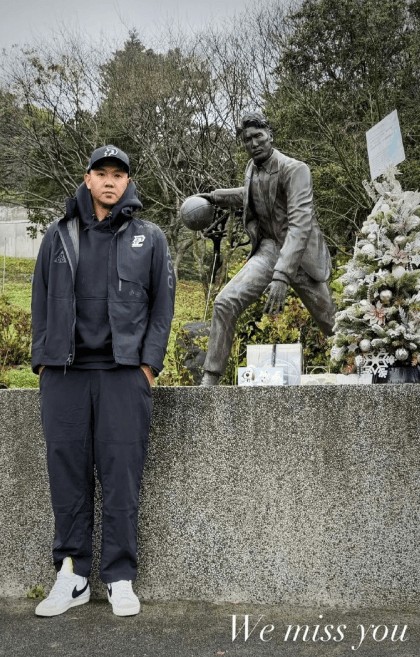 陈建州现身墓园探望高以翔,与铜像合影难掩悲伤