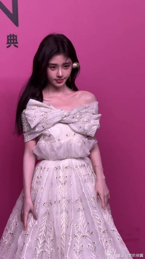 鞠婧祎VOGUE红毯造型的亮点在耳边