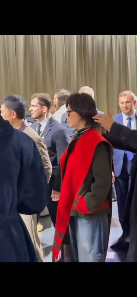 巴黎时装周,于适、刘宪华和梁朝伟刘嘉玲同框了 是谁在后面摸刘嘉玲的头发?