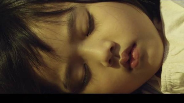 女孩每日确认母亲呼吸后含泪上学