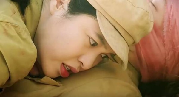 女兵为了给队员争取时间竟这样做