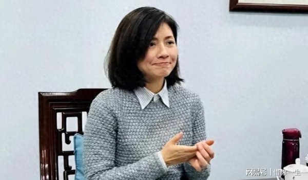 央视名嘴吉雪萍没想到，离世6年的女儿，竟意外成了她的“救赎”