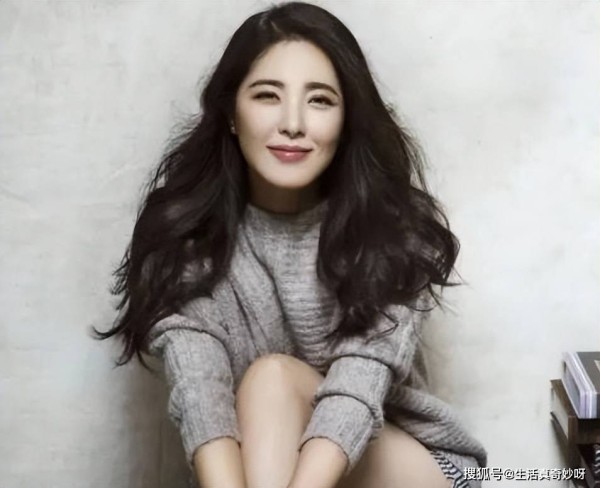 中戏两百年一遇美人曾黎，追求者站满中戏操场，50岁至今未婚