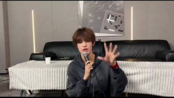 粉丝拍冰雕未认出身旁张泽禹，看直播才知同框