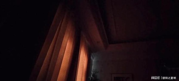 冯小刚养女徐朵晒家中日常，别墅宽敞却朴素，夫妻俩宠溺藏不住