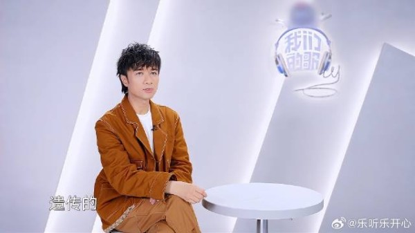 古巨基自曝有手汗症，唱歌 必带话筒套