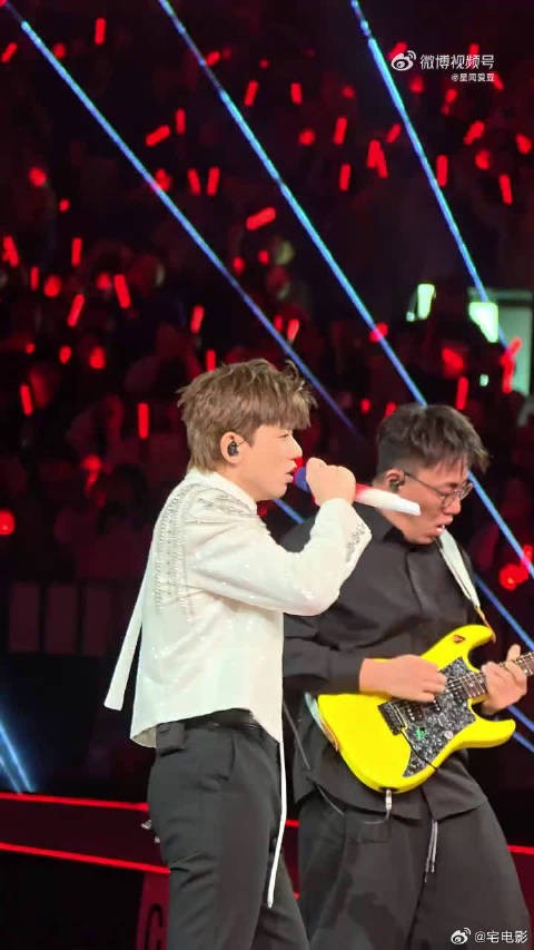 张杰成都演唱会逆战大合唱震撼全场，白西装扭腰引热议