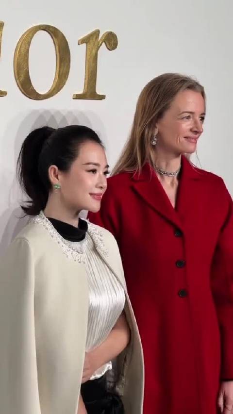 章子怡好像年轻了20岁,皮肤光滑到反光,让LV大公主走前头