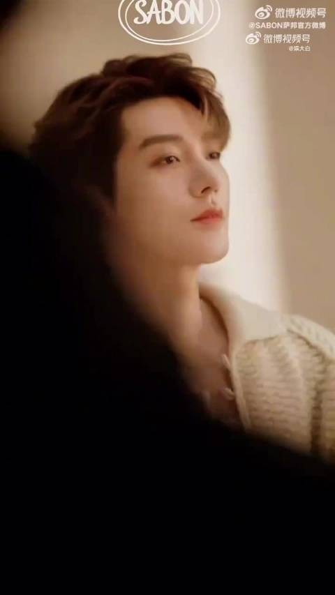 邓为穿白色针织衫展温柔眼神，冬日慵懒气质引关注