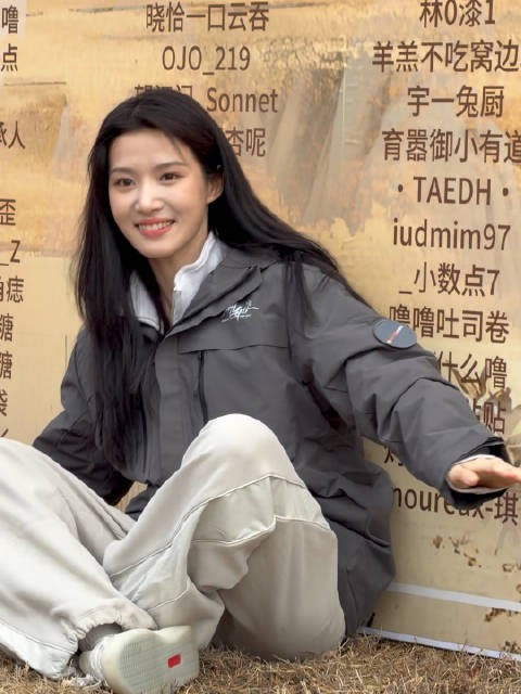 《何不同舟渡》开机，卢昱晓怕挡住粉丝名字坐地上拍照