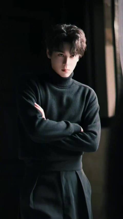 田栩宁全黑造型花絮曝光，展现性感身材