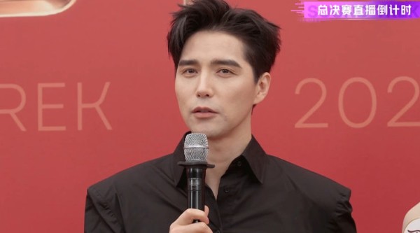 阿云嘎红毯亮相总决赛,黑衬衫喇叭裤造型吸睛