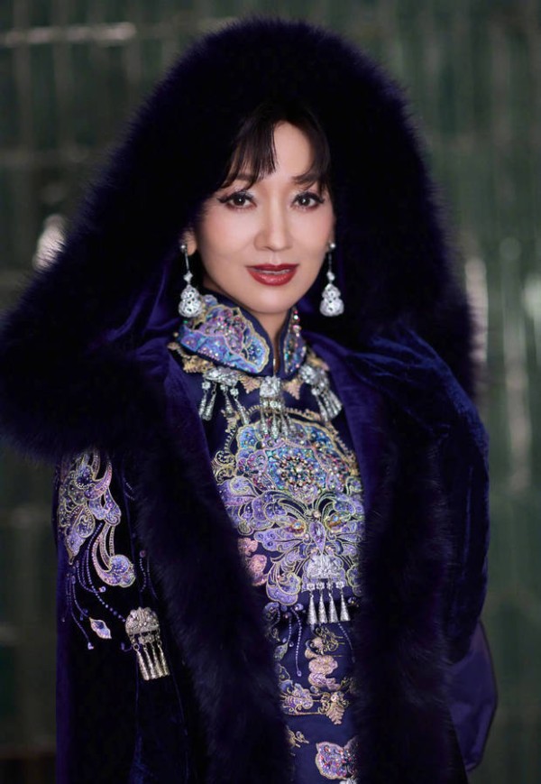 赵雅芝气质典雅端庄.