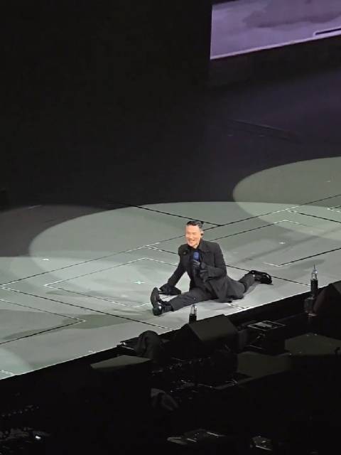 张学友红馆劈叉,60+老baby宝刀未老!