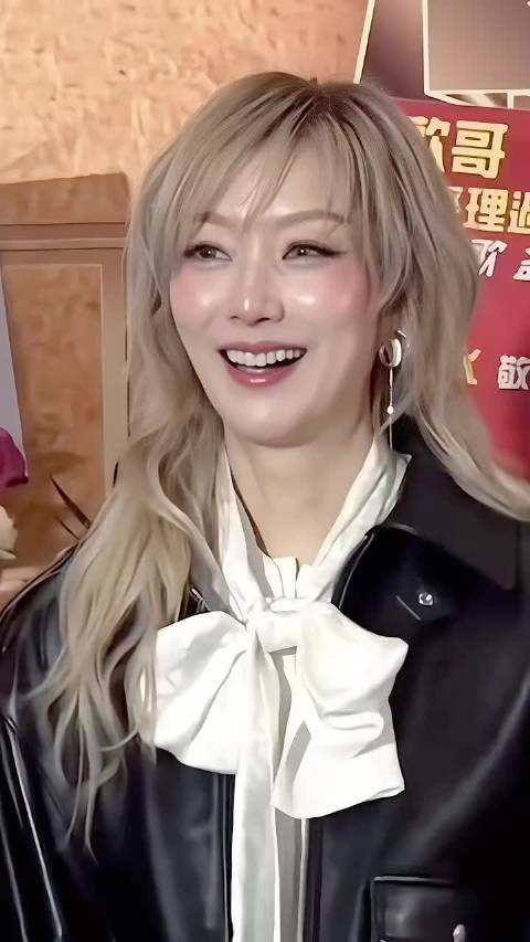 郑秀文出席主题宣传活动，这个妆闪闪发亮的