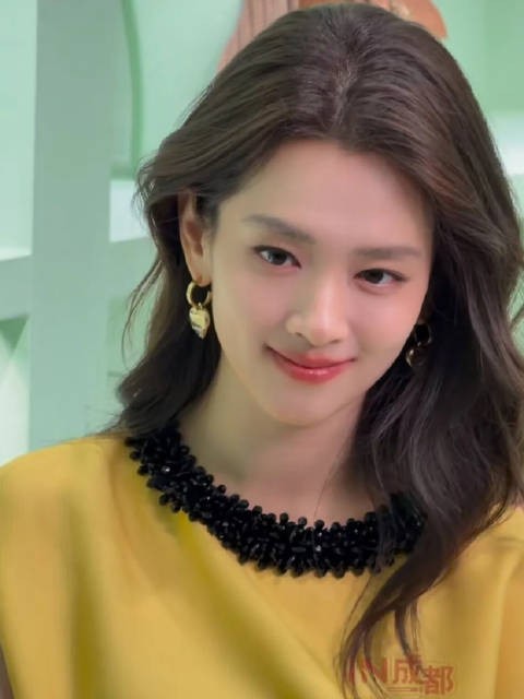 陈昊宇成都Prada活动路透小合集️ 笑起来很明媚的姐姐，玩游戏好认真呀