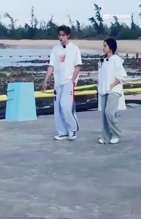 王鹤棣白鹿合体《亲爱的客栈2026》，路透互动甜齁粉丝