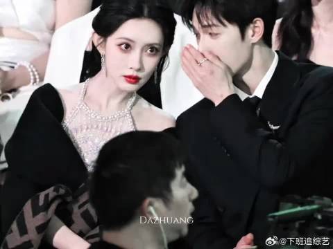 俩人一直在热聊！看到镜头还提醒老呢