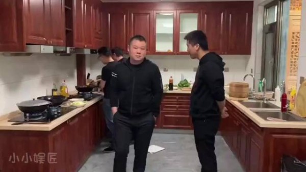 岳云鹏家庭聚餐姐夫们做饭，他双手插兜