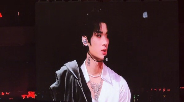 张峻豪谈舞台巧思，白色镶钻手套引关注