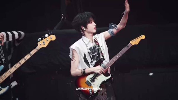 一直都在跟龙嫂嫂打招呼的桂源,好帅啊!燥候接下来的舞台啦