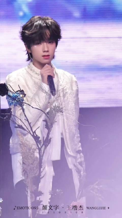 荣耀之战王橹杰《whywhywhy》舞台完全是月光下的白玫瑰！ cr.logo 新娱