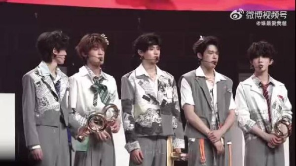 小动作尽显可爱性格，串手上的奖杯，成了最特别的装饰