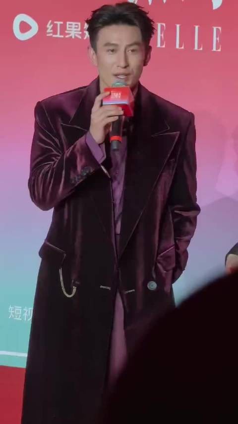 短剧演员红毯年度大赏,男女组造型创意十足