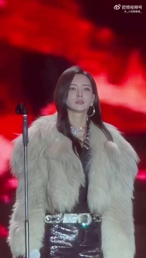 于文文演唱时晕倒送医