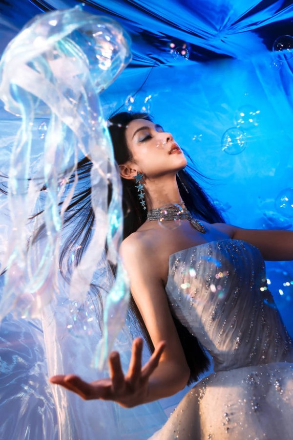 搜狐娱乐讯 1日，陈都灵最新写真大片释出，她穿着闪钻抹胸裙化身海洋公主，十分梦幻浪漫！