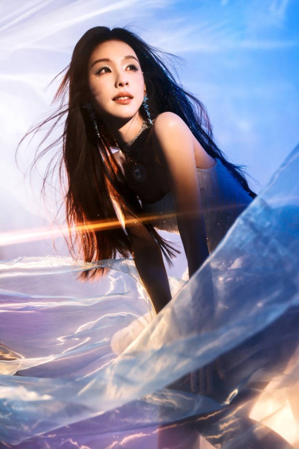 陈都灵面露温柔笑容，气质在线。