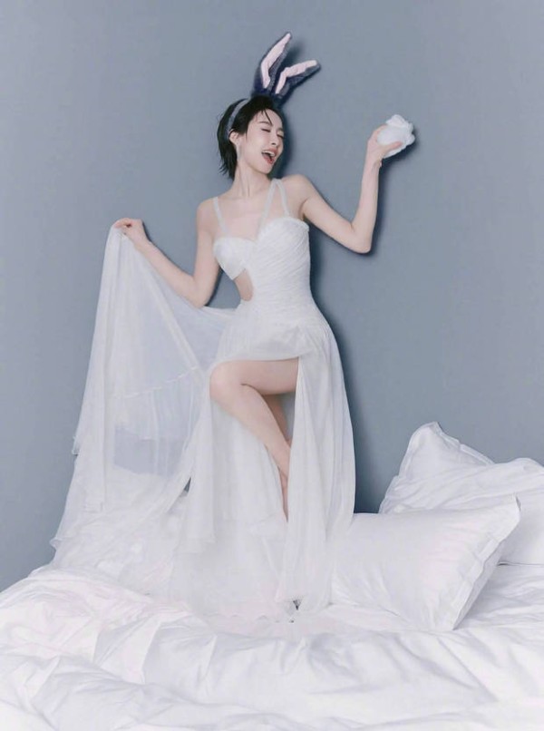 宋茜戴兔耳发箍,笑意清甜。