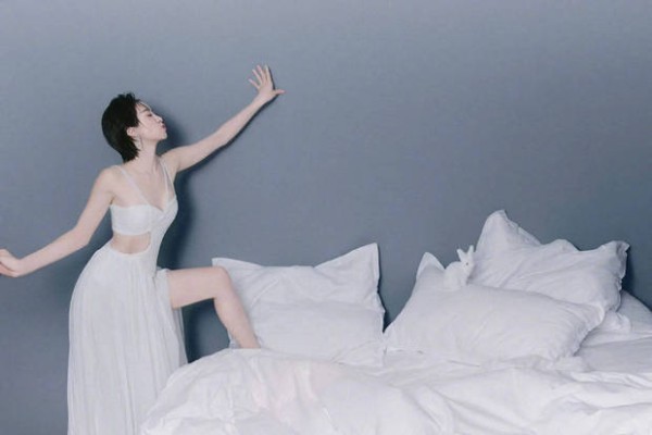 搜狐娱乐讯 近日,宋茜一组生日写真曝光,白纱裙搭兔耳发箍,娇俏灵动甜度满分。