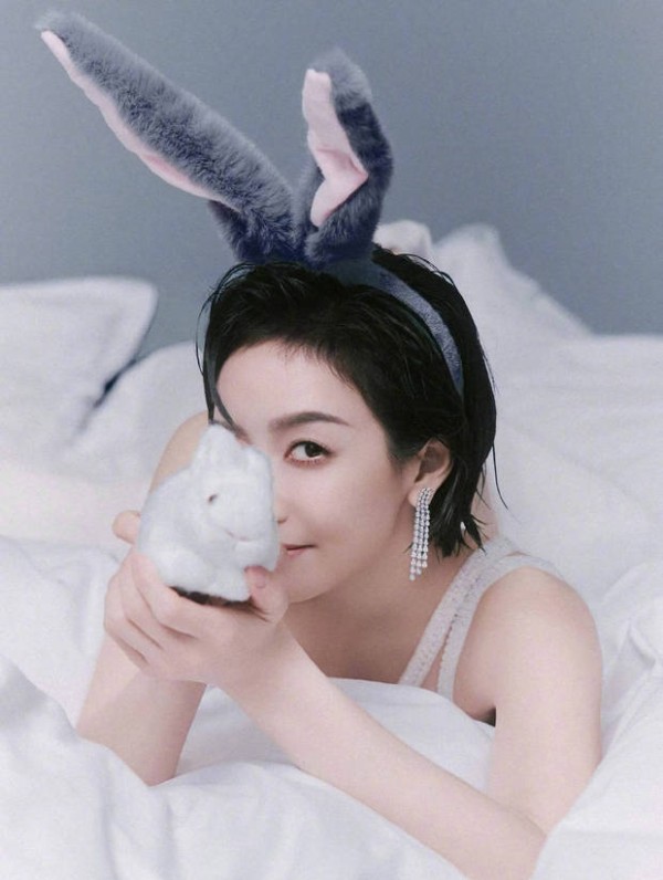 宋茜抱兔玩偶,娇俏动人。