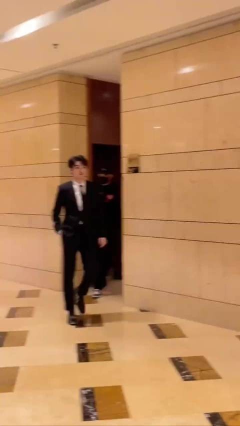 王俊凯182腿长超范志毅183,逆天比例引惊叹