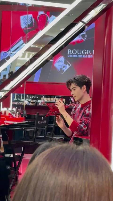 谁能解释一下为什么陈星旭看个窗花能那么深情的看半天啊，有点鸡肚那个窗花了