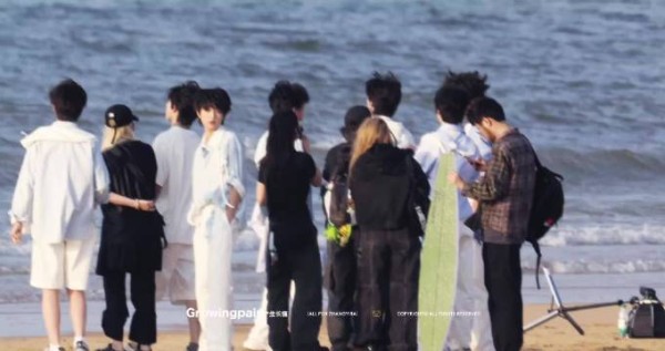 张奕然卷毛造型亮相海边拍摄,脸颊肉感十足