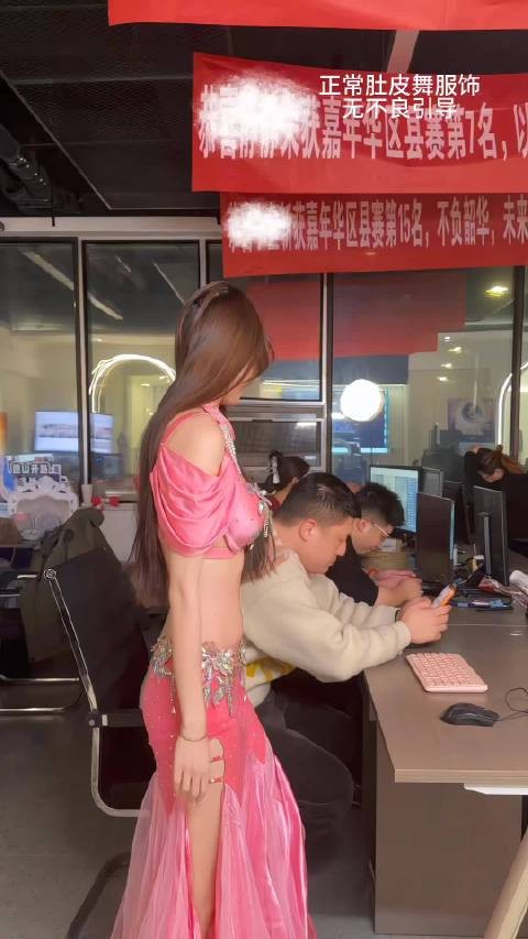 看见没 就这样的弯腰都得三层肚子