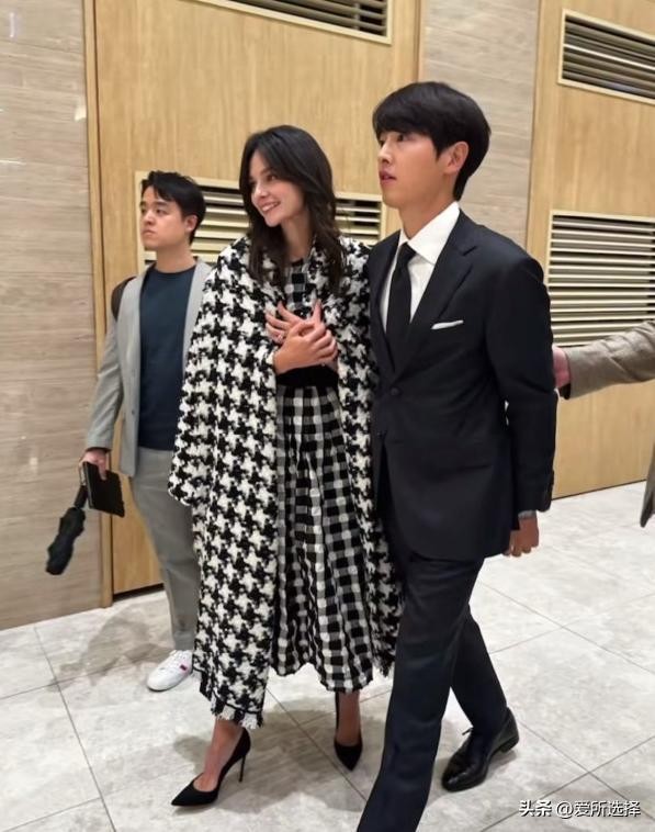 宋仲基夫妇罕见同框！三年两娃，婚姻真相浮出水面