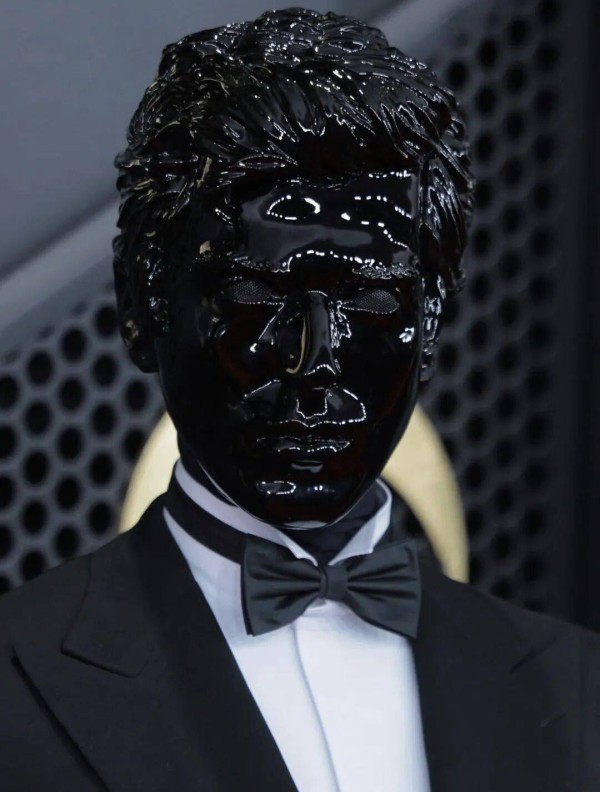 顺便一提,这是没戴面具的Gesaffelstein