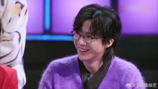 王鹤棣现场作画，被老师调侃是寸头，笑不活了